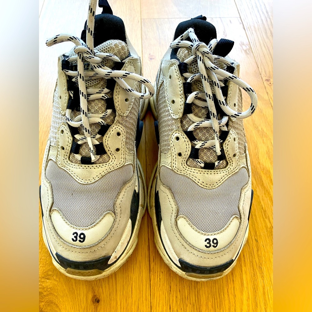 Balanciaga Triple S — Neutral Beige/Navy Sz 39 GREAT FOR SUMMER